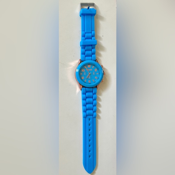 🐆 Turquoise Wristwatch with Silicone Strap and Rose Gold Detail - Picture 2 of 4